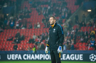 Prag, Çek Cumhuriyeti - 27 Kasım 2019: Samir Handanoviç UEFA Şampiyonlar Ligi Slavia - Inter maçından önce.