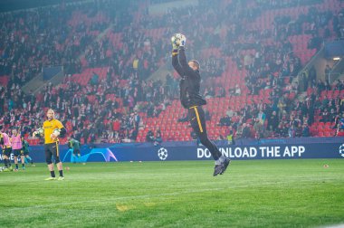 Prag, Çek Cumhuriyeti - 27 Kasım 2019: Samir Handanoviç UEFA Şampiyonlar Ligi Slavia - Inter maçından önce.