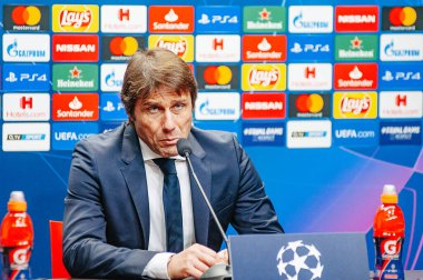 Prag, Çek Cumhuriyeti - 27 Kasım 2019: Antonio Conte, UEFA Şampiyonlar Ligi Slavia vs Inter maçından sonra basın toplantısı düzenledi.
