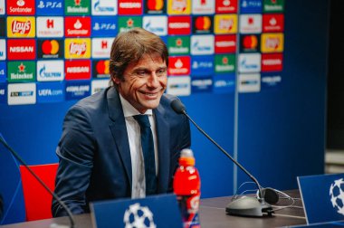 Prag, Çek Cumhuriyeti - 27 Kasım 2019: Antonio Conte, UEFA Şampiyonlar Ligi Slavia vs Inter maçından sonra basın toplantısı düzenledi.