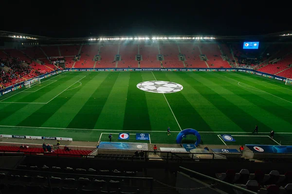 Prag, Çek Cumhuriyeti - 27 Kasım 2019: Sinobo Stadyumu, Eden Arna ve Synot Tip Arena, UEFA Şampiyonlar Ligi Slavia - Inter maçından önce.