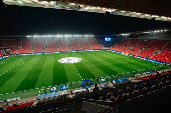 Prag, Çek Cumhuriyeti - 27 Kasım 2019: Sinobo Stadyumu, Eden Arna ve Synot Tip Arena, UEFA Şampiyonlar Ligi Slavia - Inter maçından önce.