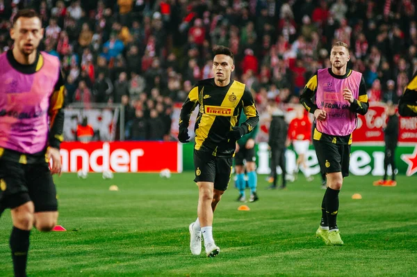 Prag, Çek Cumhuriyeti - 27 Kasım 2019: Lautaro Martinez UEFA Şampiyonlar Ligi Slavia vs Inter maçından önce.