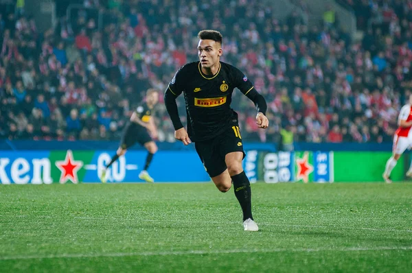 Prag, Çek Cumhuriyeti - 27 Kasım 2019: Lautaro Martinez UEFA Şampiyonlar Ligi Slavia vs Inter maçında.