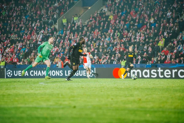 Prag, Çek Cumhuriyeti - 27 Kasım 2019: UEFA Şampiyonlar Ligi Slavia - Inter maçında Romelo Lukaku.
