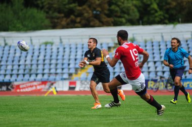 Kharkiv, Ukrayna - 06 Eylül 2020: Ukrayna Ligi Olimpiyatı - Kredo-63. Oyunun en önemli anı. Rugby oynayan güçlü atletler. Rugby-15 Ukrayna Şampiyonası.
