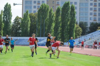 Kharkiv, Ukrayna - 06 Eylül 2020: Ukrayna Ligi Olimpiyatı - Kredo-63. Oyunun en önemli anı. Rugby oynayan güçlü atletler. Rugby-15 Ukrayna Şampiyonası.