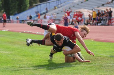 Kharkiv, Ukrayna - 06 Eylül 2020: Ukrayna Ligi Olimpiyatı - Kredo-63. Oyunun en önemli anı. Rugby oynayan güçlü atletler. Rugby-15 Ukrayna Şampiyonası.