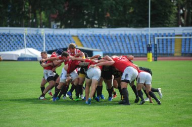 Kharkiv, Ukrayna - 06 Eylül 2020: Ukrayna Ligi Olimpiyatı - Kredo-63. Oyunun en önemli anı. Rugby oynayan güçlü atletler. Rugby-15 Ukrayna Şampiyonası.