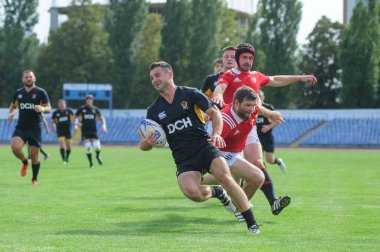 Kharkiv, Ukrayna - 06 Eylül 2020: Ukrayna Ligi Olimpiyatı - Kredo-63. Oyunun en önemli anı. Rugby oynayan güçlü atletler. Rugby-15 Ukrayna Şampiyonası.