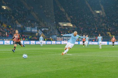 KHARKIV, UKRAINE - 23 Ekim 2018: David Silva, OSK Metalist Stadyumu 'nda oynanan UEFA Şampiyonlar Ligi maçında Shakhtar Donetsk karşısında topa vuruyor.