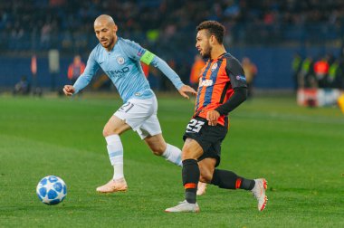 KHARKIV, UKRAINE - 23 Ekim 2018: David Silva, OSK Metalist stadyumunda Shakhtar Donetsk 'e karşı oynanan UEFA Şampiyonlar Ligi maçı sırasında Wellington Nem' e karşı.