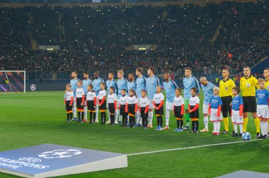 KHARKIV, UKRAINE - 23 Ekim 2018: Manchester City oyuncuları UEFA Şampiyonlar Ligi marşı eşliğinde maçtan önce sırada bekliyorlar. Shakhtar Donetsk-Manchester Şehri. OSK Metalist Stadyumu.