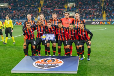KHARKIV, UKRAINE - 23 Ekim 2018: UEFA Şampiyonlar Ligi marşı eşliğinde maçtan önce kalan FC Shakhtar Donetsk oyuncuları. Shakhtar Donetsk-Manchester Şehri. OSK Metalist Stadyumu.