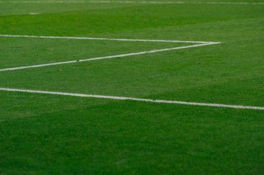 Futbol sahası çizgilere yakın.