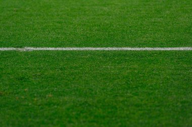 Futbol sahası çizgilere yakın.