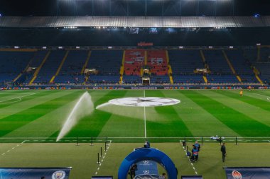 Kharkiv, Ukrayna - 23 Ekim 2018: Maçtan önce Metalist stadyumdaki futbol sahasını sulamak