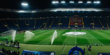 Kharkiv, Ukrayna - 23 Ekim 2018: Maçtan önce Metalist stadyumdaki futbol sahasını sulamak