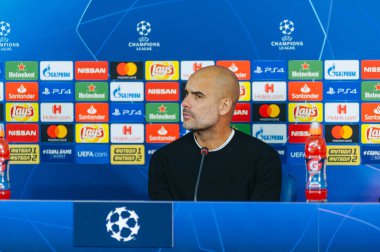 Kharkiv, Ukrayna - 23 Ekim 2018: Metalist stadyumda yapılan basın toplantısında Shakhtar, Manchester City 'ye karşı oynadıktan sonra