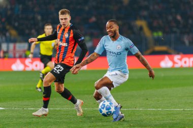 KHARKIV, UKRAINE - 23 Ekim 2018: Raheem Sterling, OSK Metalist Stadyumu 'nda oynanan UEFA Şampiyonlar Ligi maçında Shakhtar Donetsk' e karşı top atıyor..