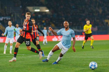 KHARKIV, UKRAINE - 23 Ekim 2018: Raheem Sterling, OSK Metalist Stadyumu 'nda oynanan UEFA Şampiyonlar Ligi maçında Shakhtar Donetsk' e karşı top atıyor..