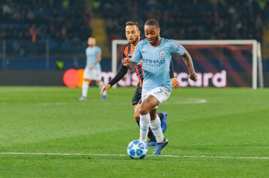 KHARKIV, UKRAINE - 23 Ekim 2018: UEFA Şampiyonlar Ligi maçında OSK Metalist Stadyumu 'nda Shakhtar Donetsk' e karşı duygusal portre Raheem Sterling.