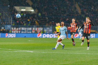 KHARKIV, UKRAINE - 23 Ekim 2018: UEFA Şampiyonlar Ligi maçında OSK Metalist Stadyumu 'nda Shakhtar Donetsk' e karşı duygusal portre Raheem Sterling.