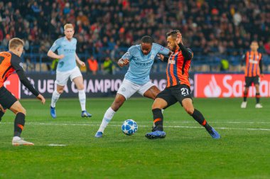 KHARKIV, UKRAINE - 23 Ekim 2018: UEFA Şampiyonlar Ligi maçında OSK Metalist Stadyumu 'nda Shakhtar Donetsk' e karşı duygusal portre Raheem Sterling.