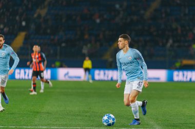 KHARKIV, UKRAINE - 23 Ekim 2018: Phil Foden UEFA Şampiyonlar Ligi maçında OSK Metalist Stadyumu 'nda Shakhtar Donetsk' e karşı top sürüyor, top sürüyor ve topa vuruyor.
