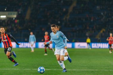 KHARKIV, UKRAINE - 23 Ekim 2018: Phil Foden UEFA Şampiyonlar Ligi maçında OSK Metalist Stadyumu 'nda Shakhtar Donetsk' e karşı top sürüyor, top sürüyor ve topa vuruyor.