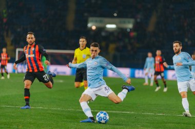 KHARKIV, UKRAINE - 23 Ekim 2018: Phil Foden UEFA Şampiyonlar Ligi maçında OSK Metalist Stadyumu 'nda Shakhtar Donetsk' e karşı top sürüyor, top sürüyor ve topa vuruyor.