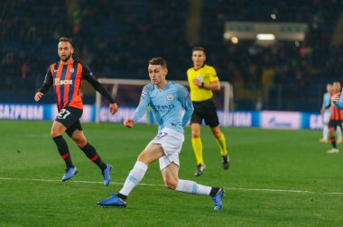KHARKIV, UKRAINE - 23 Ekim 2018: Phil Foden UEFA Şampiyonlar Ligi maçında OSK Metalist Stadyumu 'nda Shakhtar Donetsk' e karşı top sürüyor, top sürüyor ve topa vuruyor.