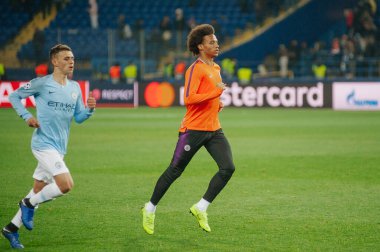 KHARKIV, UKRAINE - 23 Ekim 2018 Leroy Sane ve Phil Foden. Eşleşme. UEFA Şampiyonlar Ligi Beetween Shakhtar Donetsk ve Manchester City OSK Metalist Stadyumu.
