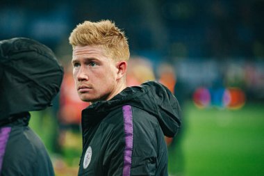 KHARKIV, UKRAINE - 23 Ekim 2018: Kevin De Bruyne, yakın plan portre. Eşleşme. UEFA Şampiyonlar Ligi Beetween Shakhtar Donetsk ve Manchester City OSK Metalist Stadyumu.