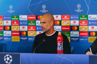 KHARKIV, UKRAINE - 23 Ekim 2018: Manchester City, Ukrayna 'nın Kharkiv kentinde Shakhtar Donetsk' e karşı oynadığı UEFA Şampiyonlar Ligi maçı sonrasında teknik direktör Josep Pep Guardiola basın toplantısına katıldı