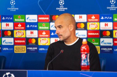 KHARKIV, UKRAINE - 23 Ekim 2018: Manchester City, Ukrayna 'nın Kharkiv kentinde Shakhtar Donetsk' e karşı oynadığı UEFA Şampiyonlar Ligi maçı sonrasında teknik direktör Josep Pep Guardiola basın toplantısına katıldı