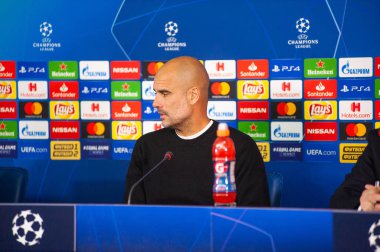 KHARKIV, UKRAINE - 23 Ekim 2018: Manchester City, Ukrayna 'nın Kharkiv kentinde Shakhtar Donetsk' e karşı oynadığı UEFA Şampiyonlar Ligi maçı sonrasında teknik direktör Josep Pep Guardiola basın toplantısına katıldı
