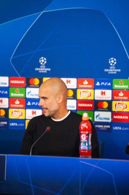 KHARKIV, UKRAINE - 23 Ekim 2018: Manchester City, Ukrayna 'nın Kharkiv kentinde Shakhtar Donetsk' e karşı oynadığı UEFA Şampiyonlar Ligi maçı sonrasında teknik direktör Josep Pep Guardiola basın toplantısına katıldı
