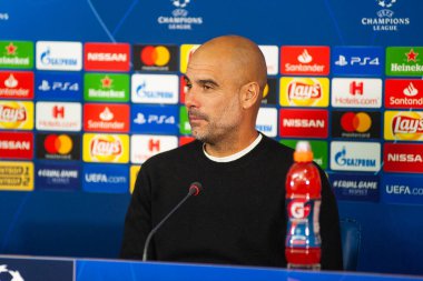 KHARKIV, UKRAINE - 23 Ekim 2018: Manchester City, Ukrayna 'nın Kharkiv kentinde Shakhtar Donetsk' e karşı oynadığı UEFA Şampiyonlar Ligi maçı sonrasında teknik direktör Josep Pep Guardiola basın toplantısına katıldı