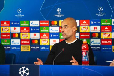 KHARKIV, UKRAINE - 23 Ekim 2018: Manchester City, Ukrayna 'nın Kharkiv kentinde Shakhtar Donetsk' e karşı oynadığı UEFA Şampiyonlar Ligi maçı sonrasında teknik direktör Josep Pep Guardiola basın toplantısına katıldı
