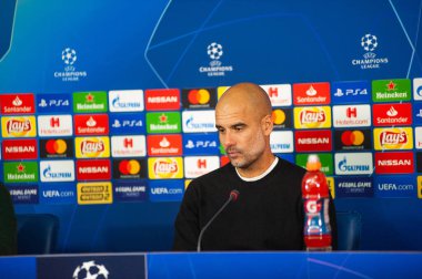 Kharkiv, Ukrayna - 23 Ekim 2018: Teknik direktör Josep Pep Guardiola. Yakın plan portre. UEFA Şampiyonlar Ligi basın toplantısı. Shakhtar, Manchester City 'ye karşı Metalist stadyumda..