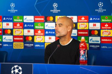 Kharkiv, Ukrayna - 23 Ekim 2018: Teknik direktör Josep Pep Guardiola. Yakın plan portre. UEFA Şampiyonlar Ligi basın toplantısı. Shakhtar, Manchester City 'ye karşı Metalist stadyumda..