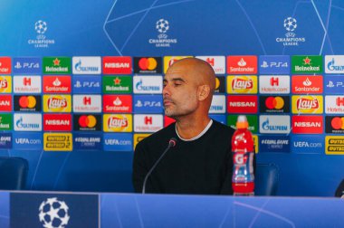 Kharkiv, Ukrayna - 23 Ekim 2018: Teknik direktör Josep Pep Guardiola. Yakın plan portre. UEFA Şampiyonlar Ligi basın toplantısı. Shakhtar, Manchester City 'ye karşı Metalist stadyumda..