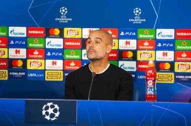Kharkiv, Ukrayna - 23 Ekim 2018: Teknik direktör Josep Pep Guardiola. Yakın plan portre. UEFA Şampiyonlar Ligi basın toplantısı. Shakhtar, Manchester City 'ye karşı Metalist stadyumda..