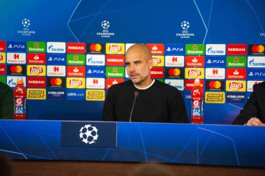 Kharkiv, Ukrayna - 23 Ekim 2018: Teknik direktör Josep Pep Guardiola. Yakın plan portre. UEFA Şampiyonlar Ligi basın toplantısı. Shakhtar, Manchester City 'ye karşı Metalist stadyumda..