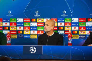 Kharkiv, Ukrayna - 23 Ekim 2018: Teknik direktör Josep Pep Guardiola. Yakın plan portre. UEFA Şampiyonlar Ligi basın toplantısı. Shakhtar, Manchester City 'ye karşı Metalist stadyumda..