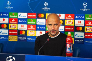 Kharkiv, Ukrayna - 23 Ekim 2018: Teknik direktör Josep Pep Guardiola. Yakın plan portre. UEFA Şampiyonlar Ligi basın toplantısı. Shakhtar, Manchester City 'ye karşı Metalist stadyumda..