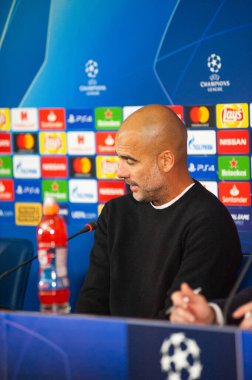 Kharkiv, Ukrayna - 23 Ekim 2018: Teknik direktör Josep Pep Guardiola. Yakın plan portre. UEFA Şampiyonlar Ligi basın toplantısı. Shakhtar, Manchester City 'ye karşı Metalist stadyumda..