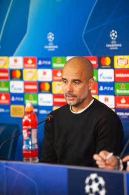 Kharkiv, Ukrayna - 23 Ekim 2018: Teknik direktör Josep Pep Guardiola. Yakın plan portre. UEFA Şampiyonlar Ligi basın toplantısı. Shakhtar, Manchester City 'ye karşı Metalist stadyumda..
