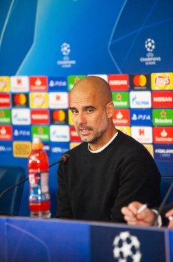 Kharkiv, Ukrayna - 23 Ekim 2018: Teknik direktör Josep Pep Guardiola. Yakın plan portre. UEFA Şampiyonlar Ligi basın toplantısı. Shakhtar, Manchester City 'ye karşı Metalist stadyumda..